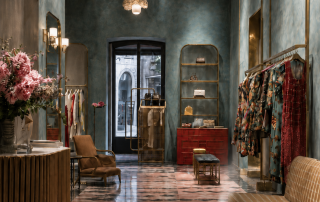 Aurelian geurdiffuser in een boutique met blauwgroene muren en roze marmeren vloer